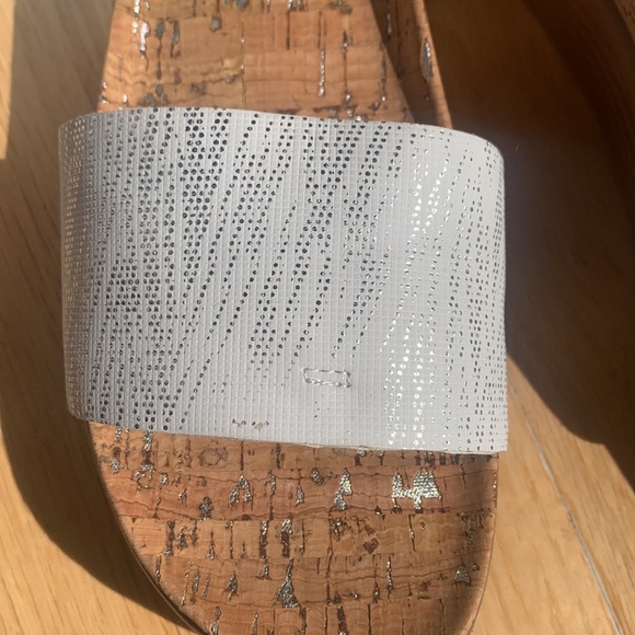 NWT DONALD PLINER Fiji  Metallic Zebra white Wedge Thong  Sz 8.5 - Picture 3 of 11